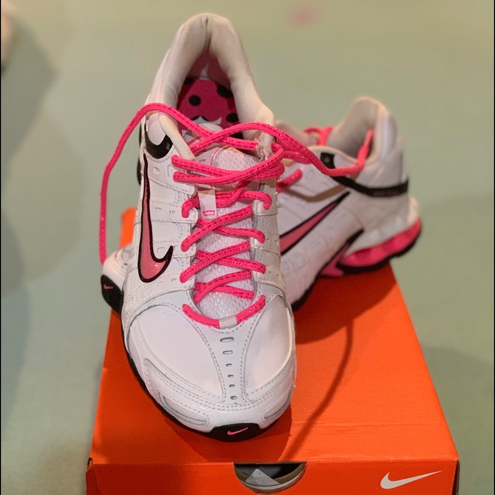 Women’s Nike sz 8.NWT...Pink/white & Black